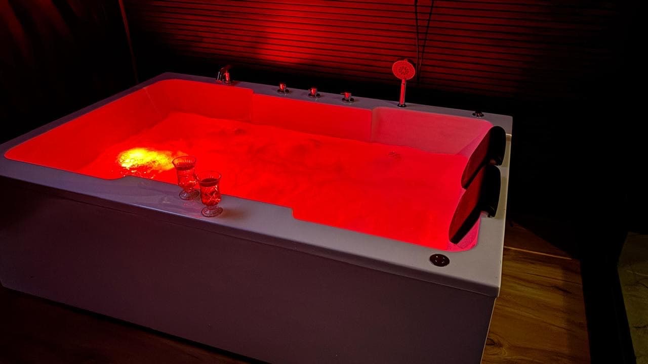 Hydra Hut Jacuzzi Cottage gallery image