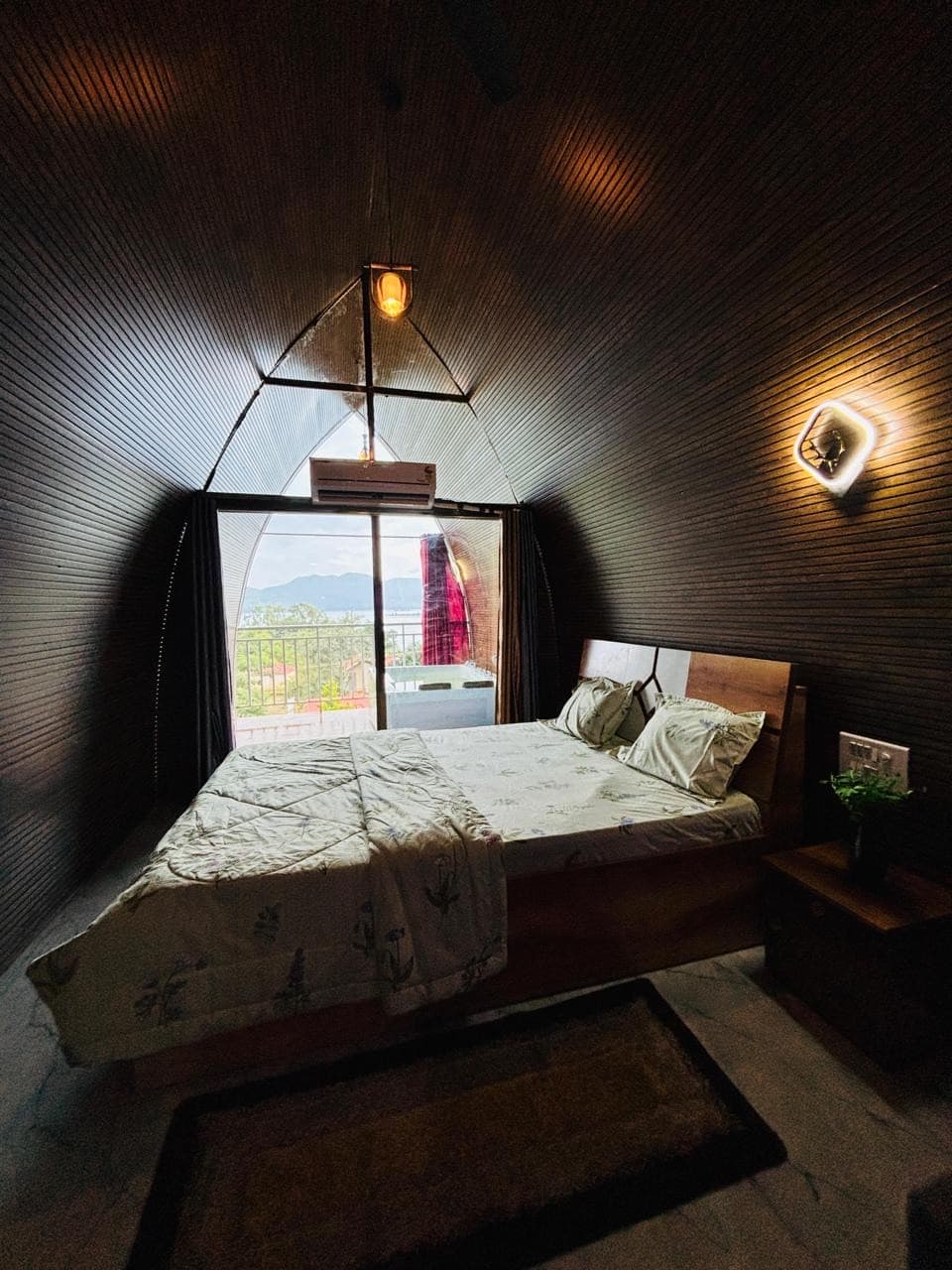Hydra Hut Jacuzzi Cottage preview 5